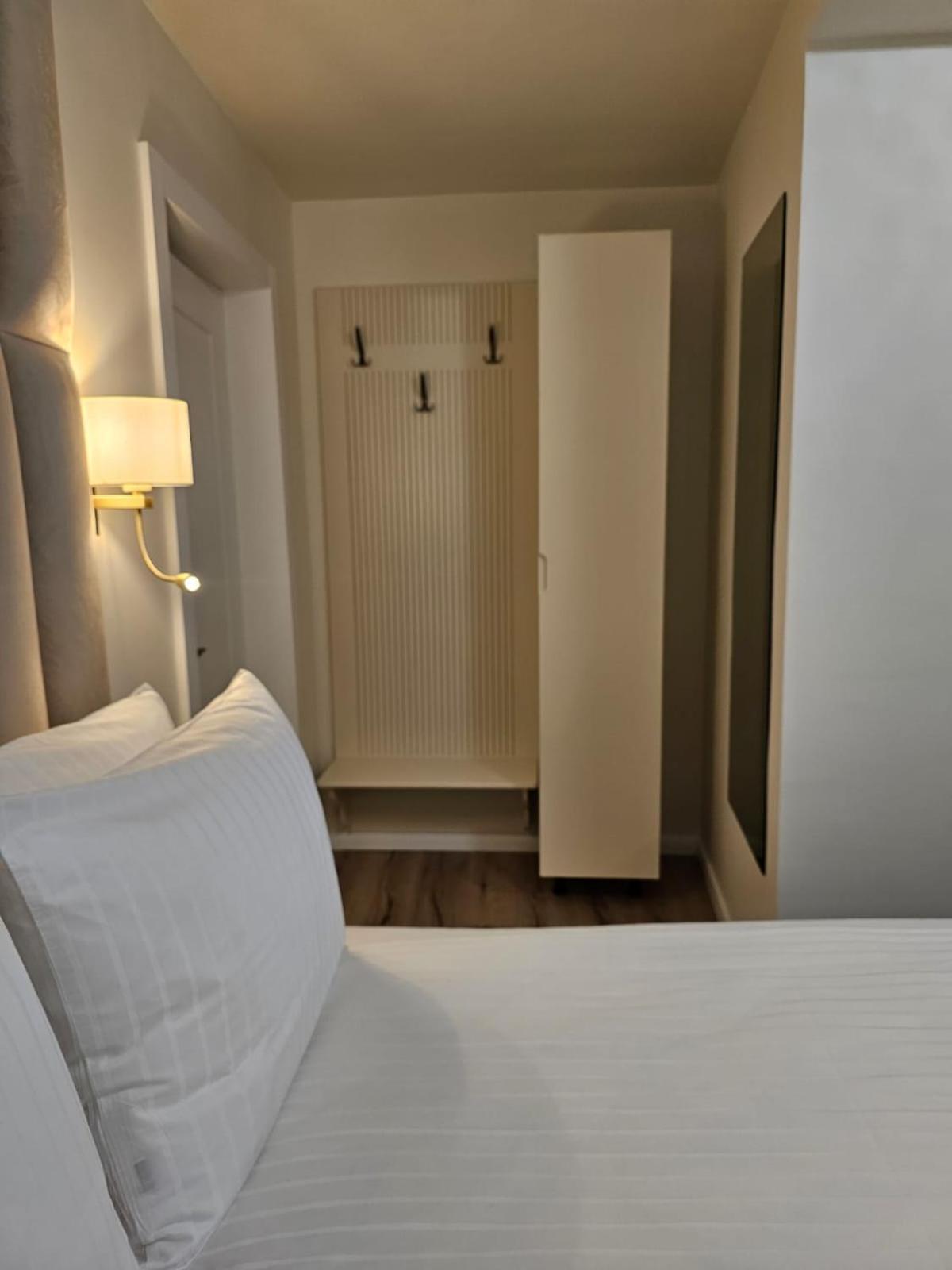 Hotel Queen Ramnicu Valcea Exterior photo